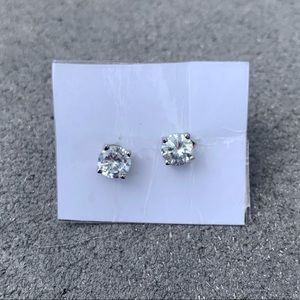 NWOT: DIAMOND EARRINGS FAKE MEDIUM SIZE PERFECT